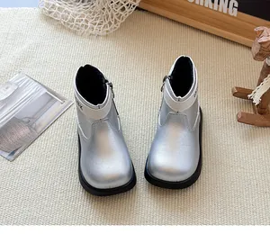 Gros plan de bottes pour enfants en argent métallisé au design britannique rétro