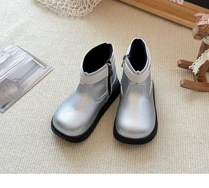 Texture métallique argentée et détail de zip des bottines Martin rétro pour enfants