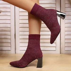 Detailaufnahme burgunderfarbener Strick-Stiefeletten mit Glitzerfaden und Blockabsatz