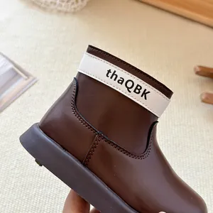 Bottines d'hiver vintage en cuir marron pour enfants avec détail de sangle blanche