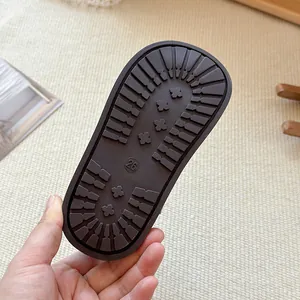 Vue détaillée de la semelle en caoutchouc antidérapante pour bottines Martin enfants, taille 26