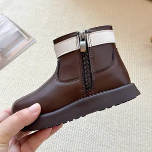 Bottines rétro marron pour enfants avec fermeture éclair et détail blanc élégant