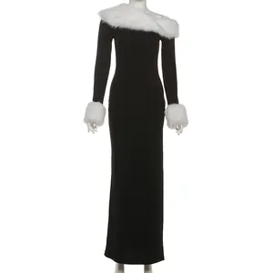 Elegante nauwsluitende zwarte maxi-jurk met witte nepbontafwerking bij de hals.
