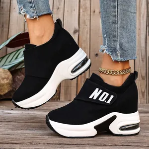 Schwarze Damen-Wedge-Sneaker mit dicker weißer Sohle und 'NO.1' Riemen