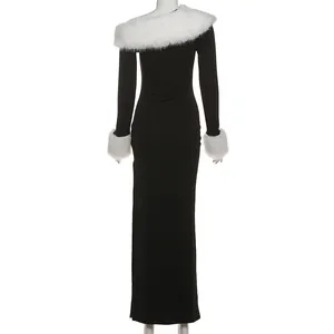 Elegante zwarte off-the-shoulder maxi-jurk met witte nepbontafwerking aan kraag en manchetten.