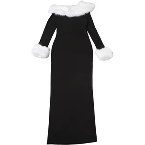Elegante zwarte nauwsluitende maxi-jurk met witte bontrand aan de kraag en manchetten