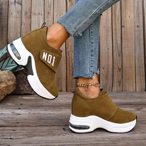 Detailansicht der olivgrünen Plateau-Sneaker mit dicker weißer Luftkissensohle