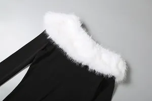 Detail van elegante zwarte jurk met witte nepbontkraag en verleidelijke blote schouders