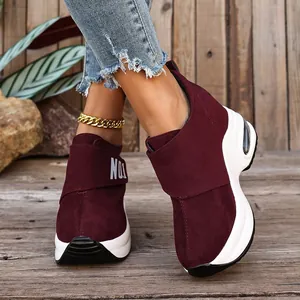 Detailansicht stylischer bordeauxroter Plateau-Sneaker aus Wildleder mit weißer Luftsohle