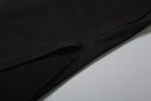 Close-up detail van de split in de zoom van een sexy zwarte slank gesneden jurk