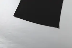Macro-detailopname van de hoogwaardige dubbelgestikte zoom van deze zwarte slanke jurk