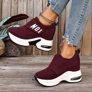 Detailansicht der trendigen weinroten Plateau-Sneaker mit einer dicken weißen Sohle.