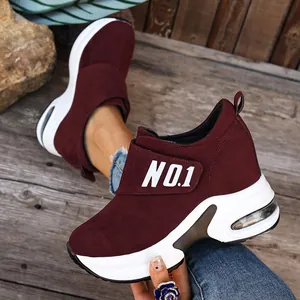 Seitenansicht burgunderfarbene Keilsneaker mit dicker weißer Sohle und NO.1 Riemen