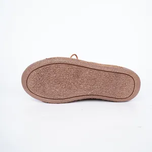 Detalle macro de la suela de goma marrón antideslizante de un zapato de lona para mujer.