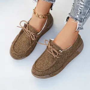 Vista detallada de mocasines de lona marrón para mujer con cordones muy cómodos