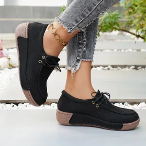 Vista detallada de zapatos de lona negros para mujer con suelas suaves antideslizantes