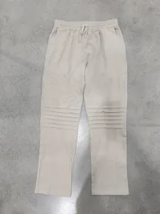 Vue détaillée de pantalon décontracté en lin beige pour homme avec plis aux genoux