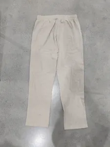 Vue d'ensemble du pantalon en lin beige pour homme avec une taille élastique confortable