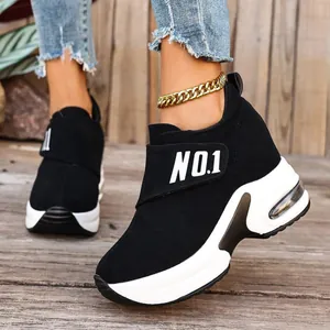 Stylische schwarze Plateau-Sneakers mit Keilabsatz für Damen mit NO.1-Logo und weißer Sohle