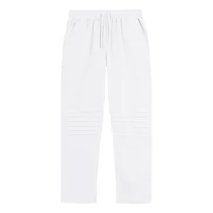Détail d'un pantalon en lin blanc pour homme avec panneaux plissés aux genoux