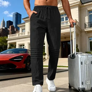 Détail du pantalon décontracté noir pour homme avec plis et coupe droite pour voyage