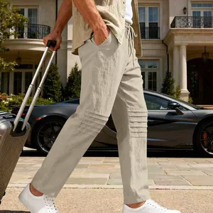 Pantalon décontracté en lin beige pour homme avec plis aux genoux en scène de luxe.