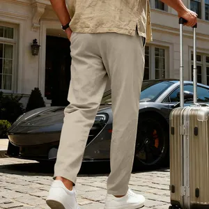 Vue arrière d'un pantalon en lin kaki pour homme dans un décor de voyage luxueux.