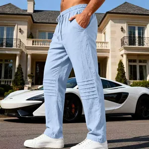 Pantalon décontracté en lin bleu clair pour homme avec genoux plissés et cordon de serrage.