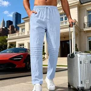 Pantalon en lin respirant bleu clair pour homme avec plis dans un décor de voyage de luxe