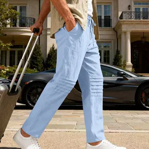 Pantalon d'été en lin bleu clair pour homme avec des détails plissés tendance.