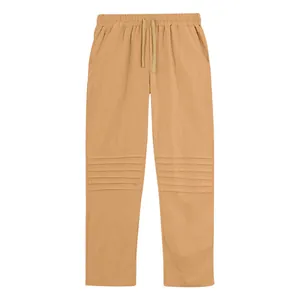 Vue détaillée d'un pantalon décontracté en lin pour homme avec genoux plissés en kaki.