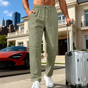 Détail du pantalon en lin vert sauge pour homme avec plis aux genoux et texture fine