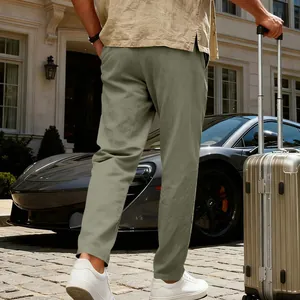Vue arrière du pantalon ample en lin vert sauge pour homme dans un cadre de voyage