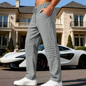 Pantalon en lin gris pour homme avec détails plissés aux genoux dans un cadre de luxe