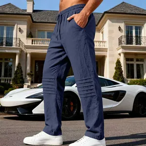 Détail du pantalon droit en lin bleu marine respirant pour homme avec plis aux genoux