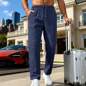 Détail d'un pantalon décontracté en lin bleu respirant avec des plis aux genoux