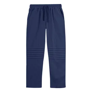 Détail de pantalon décontracté en lin bleu marine avec cordon et genoux plissés