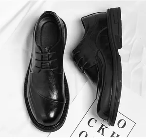 Vue de dessus et de profil de chaussures Derby en cuir noir pour homme style formel
