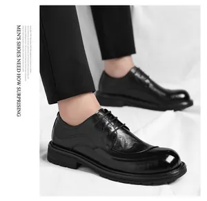 Vue détaillée des chaussures Derby en cuir noir à bout rond pour le travail masculin