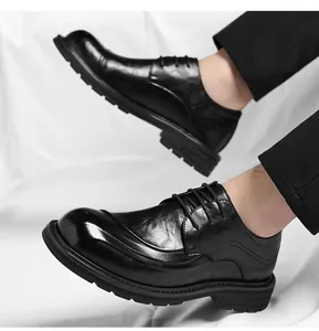 Vue détaillée de chaussures Derby en cuir noir avec bout rond et semelle en caoutchouc