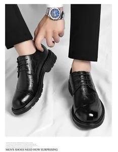 Vue détaillée de chaussures Derby élégantes en cuir noir pour hommes en tenue de bureau