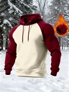 Vista detallada de una sudadera con capucha de forro polar para hombre y felpa