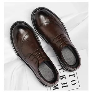 Vue de dessus détaillée de chaussures Derby pour hommes en cuir marron foncé