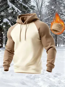 Sudadera de hombre con forro polar y mangas raglán en un paisaje invernal nevado muy cálido