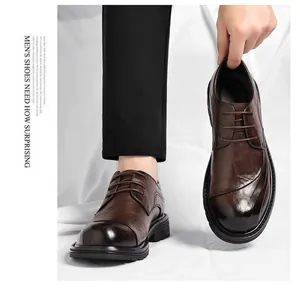 Chaussures Derby en cuir marron de qualité pour hommes avec un bout rond classique.