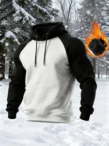 Vista detallada de sudadera raglán para hombre con forro polar cálido en bosque invernal.