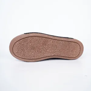 Primer plano de la suela de goma texturizada de los zapatos de balancín mujer