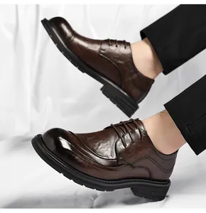 Vue détaillée de chaussures Derby en cuir marron pour hommes au design classique