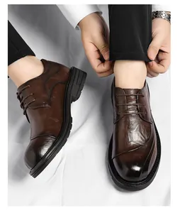 Vue détaillée de la texture brillante des chaussures Derby en cuir marron aux pieds