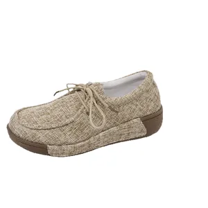 Zapatos balancín de lona de malla para mujer con suela de plataforma gruesa en caqui.